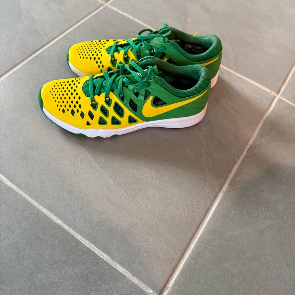 Oregon Ducks Nike Green and Yellow Athletic Shoes - Picture 2 of 5